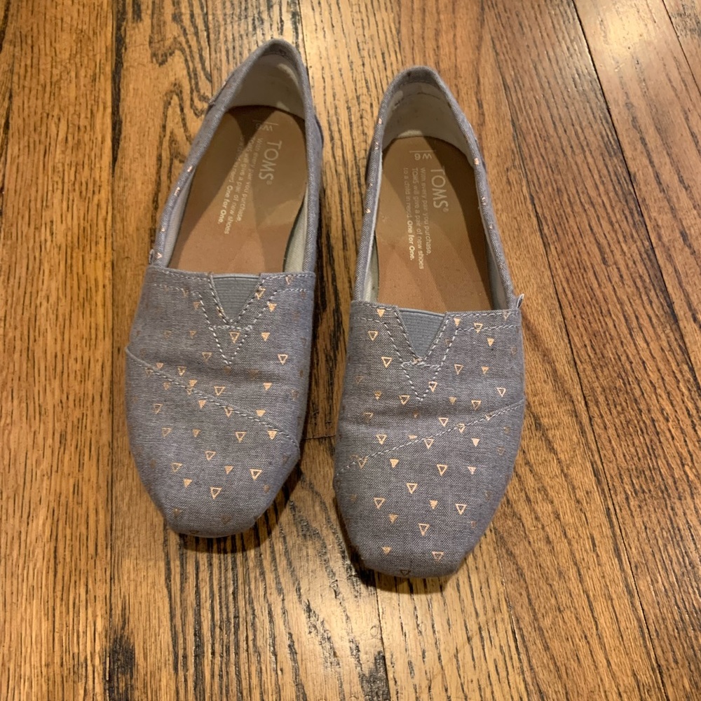 GUC TOMS Gray chambray and rose gold women’s size 6
